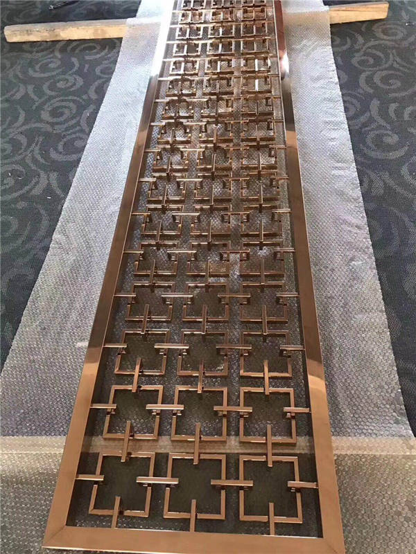 ���P����L